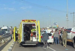 Judée-Samarie : un attentat à la voiture bélier et à l’arme blanche au carrefour de Gush Etzion, provoque la mort d’une personne et fait trois blessés
