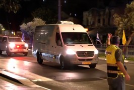 Israël en guerre : la dépouille d’un possible otage décédé entre en territoire israélien et se dirige vers l’institut médico-légal à Tel-Aviv