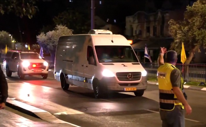 Israël en guerre : la dépouille d&rsquo;un possible otage décédé entre en territoire israélien et se dirige vers l’institut médico-légal à Tel-Aviv