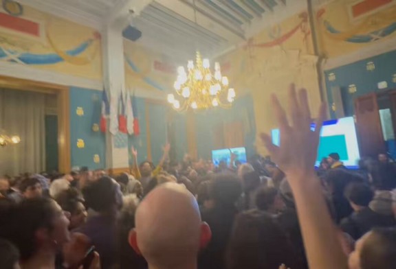 Video : Au moment de l’annonce de la victoire de Bailly Bagayoko, plusieurs soutiens du nouveau maire ont scandé à l’intérieur de l’hôtel de ville : « Nous sommes tous des enfants de Gaza »
