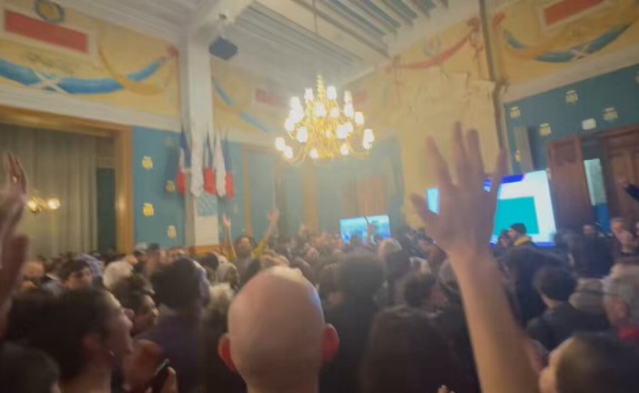 Video : Au moment de l’annonce de la victoire de Bailly Bagayoko, plusieurs soutiens du nouveau maire ont scandé à l’intérieur de l’hôtel de ville : « Nous sommes tous des enfants de Gaza »