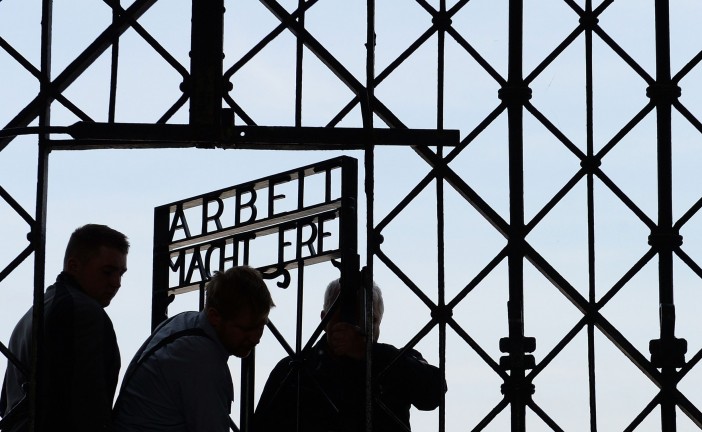Dans le camp de la mort de Dachau, Merkel appelle à lutter contre l’antisémitisme