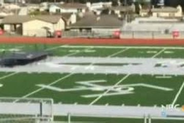Une croix gammée sur un terrain de football en Californie
