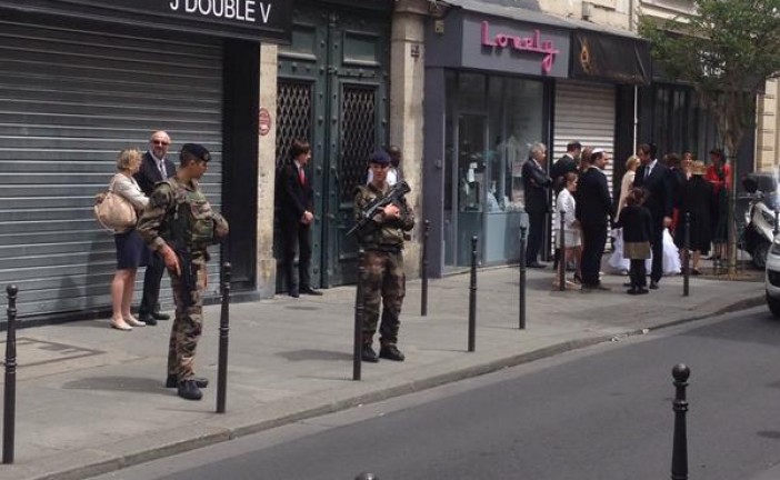 Des soldats en armes gardent un mariage juif dans le Marais à Paris