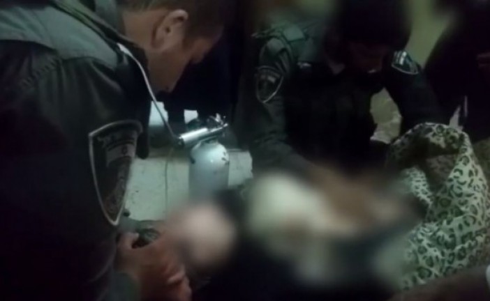 Une équipe de police vient au secours d’une jeune fille palestinienne.