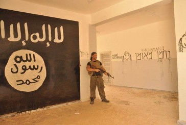 Un juif du PKK tague Na Na’hman Méouman près d’un drapeau de l’ISIS