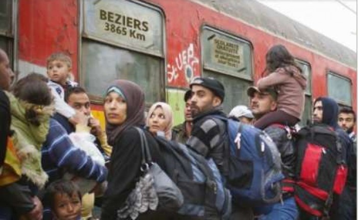 La ville de Béziers assignée en justice pour un photomontage controversé sur les migrants.