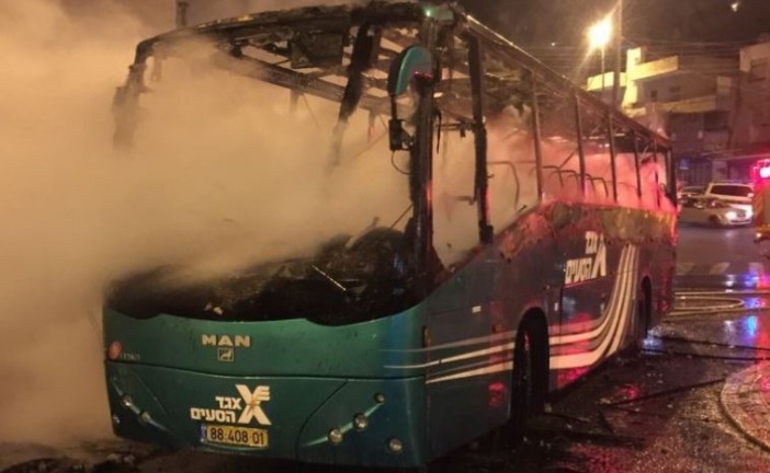 Des palestiniens mettent feu à un bus Israélien à Jérusalem.