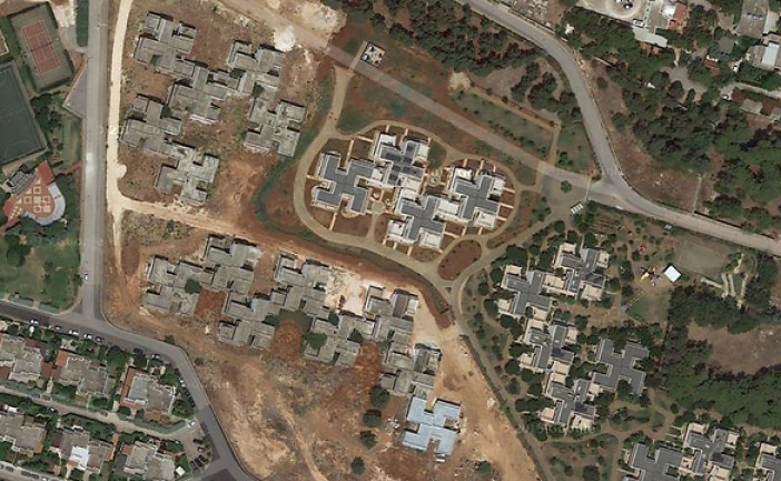 Des images satellites dévoilent des bâtiments en forme de croix gammée en Italie !