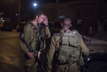Deux soldats de Tsahal arrêtent un palestinien portant un engin explosif.