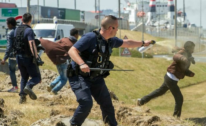 Video Calais: les « migrants » sortent sabres et barres de fer pour casser les voitures dans la ville