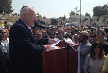 10 000 personnes rassemblées pour les funérailles des Henkin, tués par des terroristes arabes palestiniens.