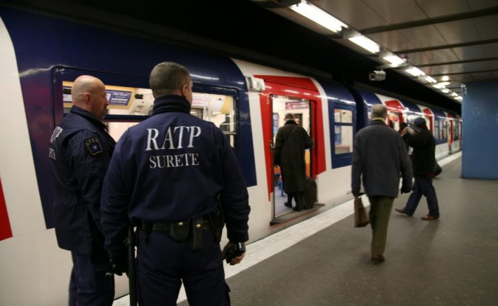 Attentats de Paris : Selon nos informations, un deuxième agent de sécurité s’est vu retirer son port d’armes cette semaine. La RATP l’a relevé de ses fonctions. En cause : un possible lien de cet homme avec l’islam radical.