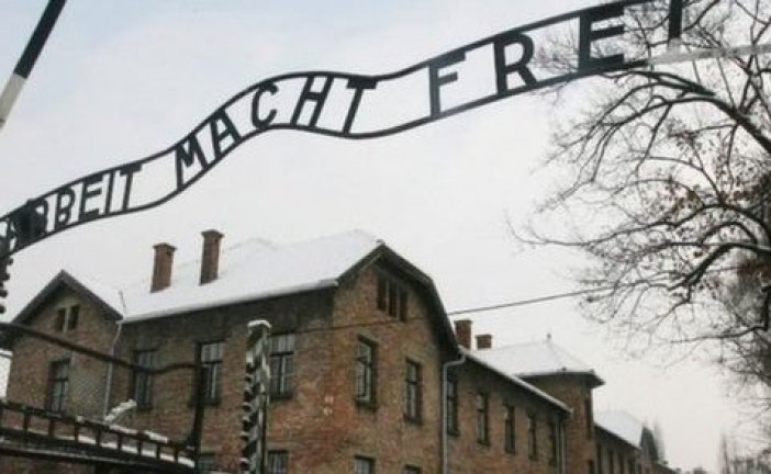 Deux adolescents risquent la prison après avoir volé des objets à Auschwitz