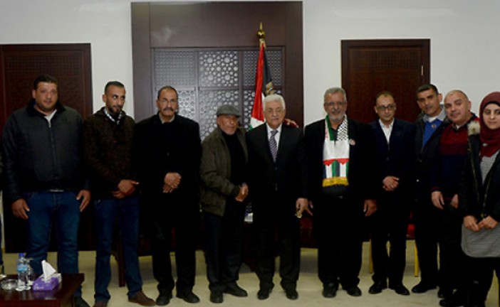 Juste après l’attentat de Jérusalem, Mahmoud Abbas invite des familles de terroristes