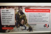Des centaines d’affiches anti-israéliennes posées dans les métros londoniens.