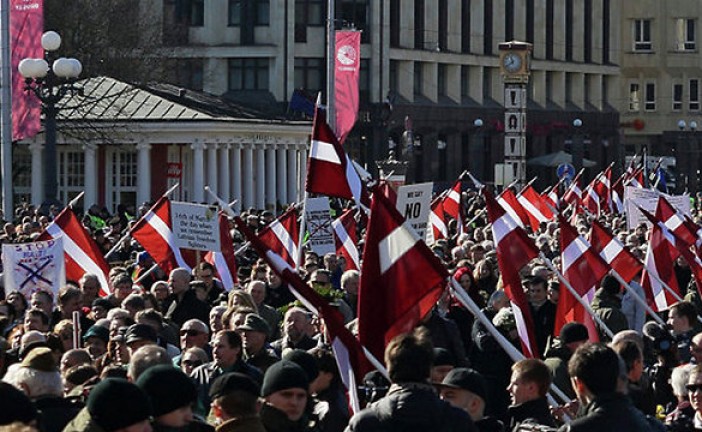 Parade SS: les nazis marchent dans les rues de la capitale lettonne.