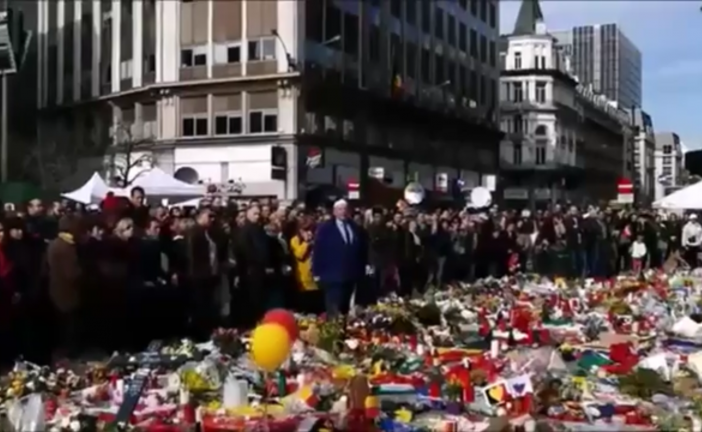 Nouvelle vidéo de l’homme criant « Palestine ! » sur le mémorial aux victimes de Bruxelles. Les belges défendent enfin le drapeau israélien.
