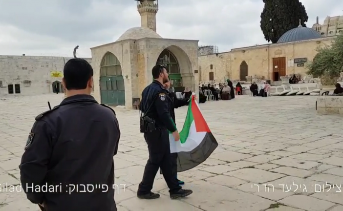 Vidéo: un arabe brandit le drapeau palestinien au nez de la police israélienne sur le Mont du Temple.