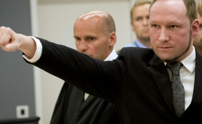 Le tueur norvégien Breivik fait le salut nazi lors de son arrivé au procès.