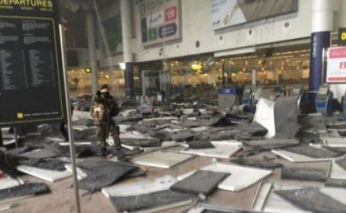 Attentat suicide confirmé à Bruxelles:  au moins 21 morts. 400 CRS déployés en Ile-de-France dans les gares et aéroports.