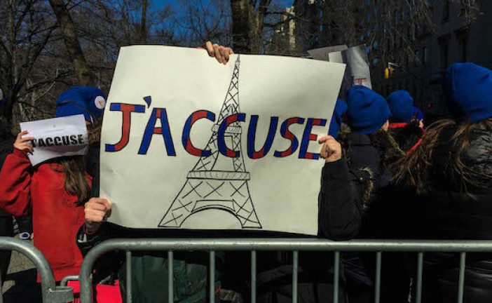 Des étudiantes manifestent à New York contre la montée de l’antisémitisme en France