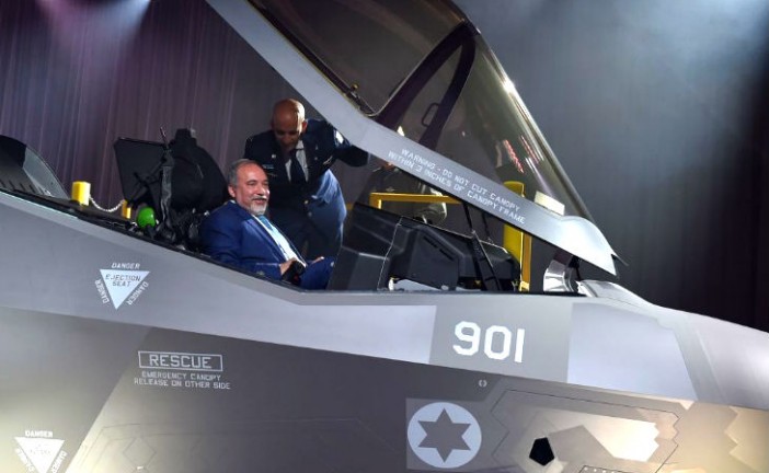 [Vidéo] Israël : Lieberman reçoit le premier des 75 avions de chasse F-35-Adir
