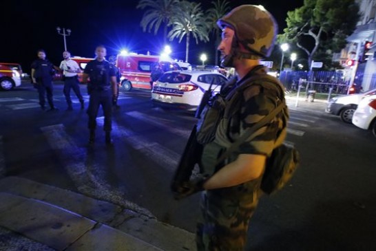 Des soldats ont établi un périmètre de sécurité autour de la zone où est survenue l'attaque au camion à Nice.
