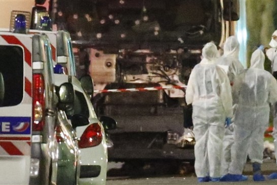 Les autorités françaises examinent le camion qui a foncé dans la foule à Nice.