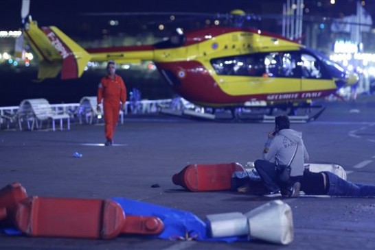 Un hélicoptère-ambulance arrive sur les lieux de l'attaque au camion de Nice.
