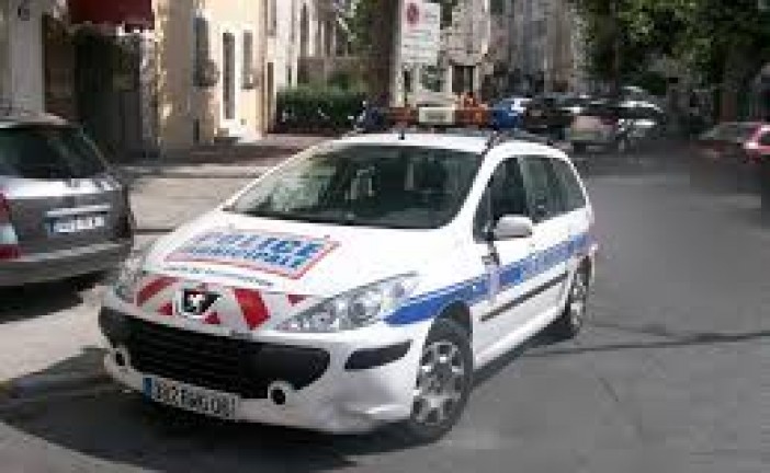 A Marseille, Quartier de la Croix Rouge, un Vehicule fonce sur deux abris bus, 1 mort , 1 Blessé