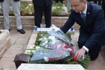 Le président polonais sur la tombe de Yoni Netanyahou !!!