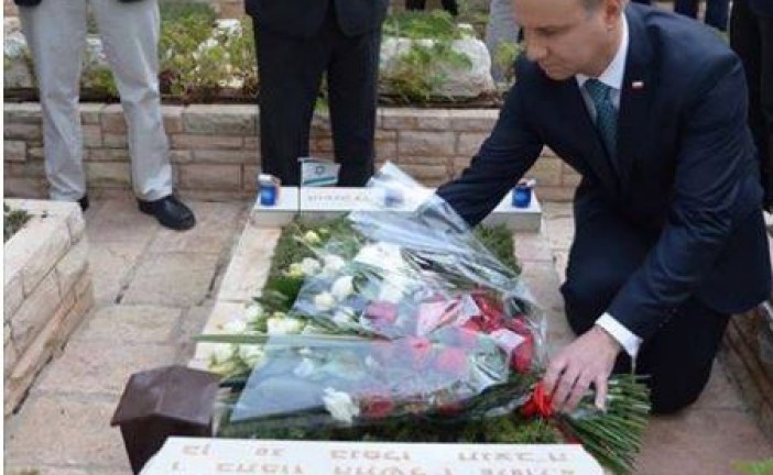 Le président polonais sur la tombe de Yoni Netanyahou !!!