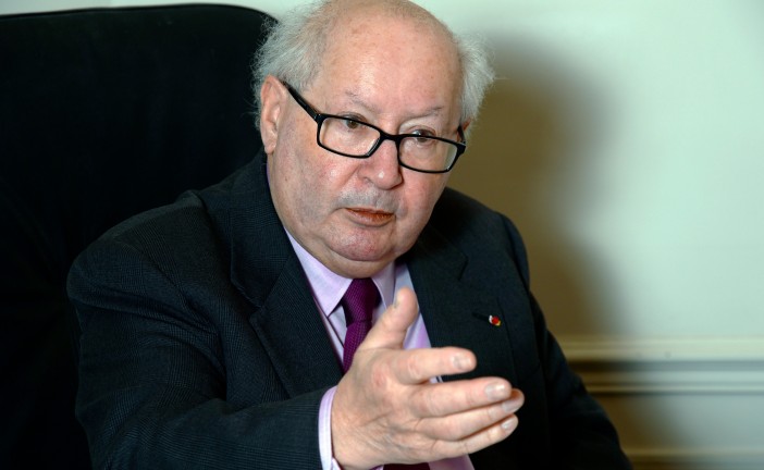 Serge Klarsfeld reçoit la plus haute distinction du mémorial d’Auschwitz