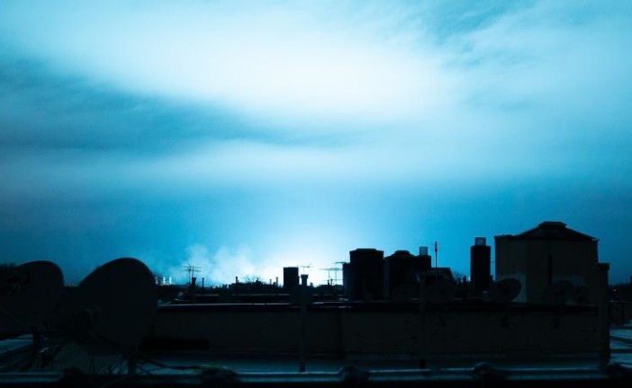 Video : New York: une explosion d’un transformateur électrique a provoqué des éclairs de lumière bleue sur le ciel du Queens.