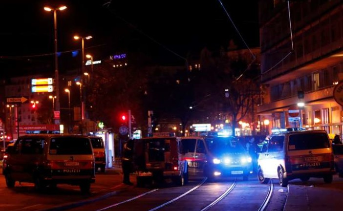 Fusillade à Vienne près d’une synagogue plusieurs assaillants, ils y auraient  4 morts ( 2 femmes et 2 hommes dont un policier et  1 terroriste abattus