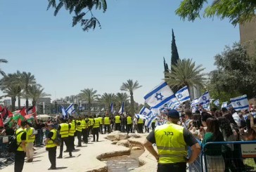 Des étudiants manifestent avec des drapeaux palestiniens à université de Ben-Gourion