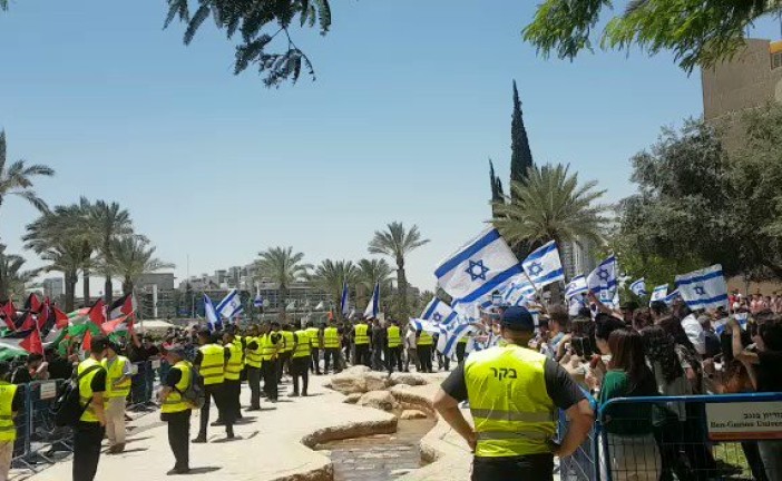 Des étudiants manifestent avec des drapeaux palestiniens à université de Ben-Gourion