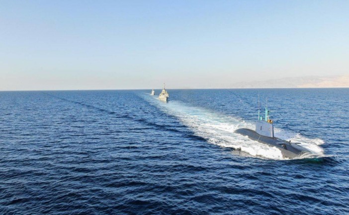 Chariots de feu : le sous-marin Takuma Dolphin accoste en mer rouge
