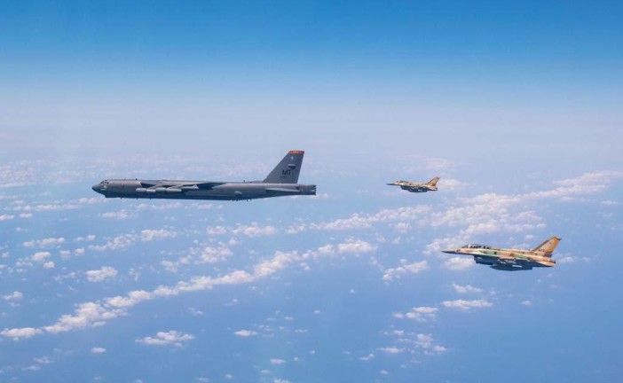 Des avions de chasse israéliens escortent des bombardiers américains