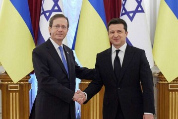 Le président ukrainien Volodymyr Zelensky présente ses condoléances pour les attentats de Jérusalem au président israélien Isaac Herzog lors d’un entretien