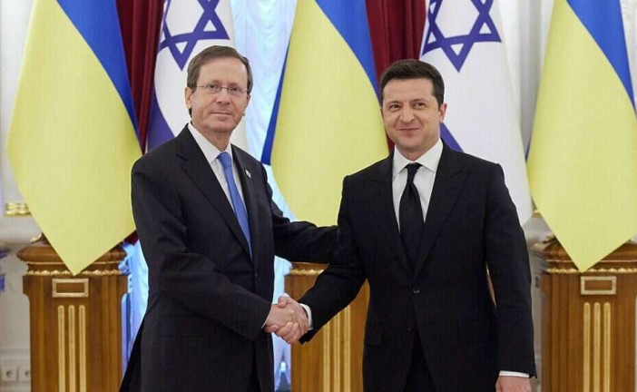 Le président ukrainien Volodymyr Zelensky présente ses condoléances pour les attentats de Jérusalem au président israélien Isaac Herzog lors d’un entretien