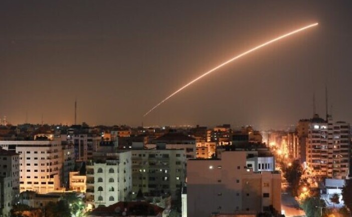 Une roquette lancée de Gaza vers Israël tombe dans la bande de Gaza