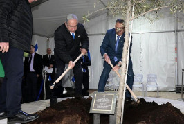 Tou Bichvat : Benjamin Netanyahu dirige une cérémonie de plantation d’arbres en l’honneur des victimes du récent attentat terroriste de Jérusalem