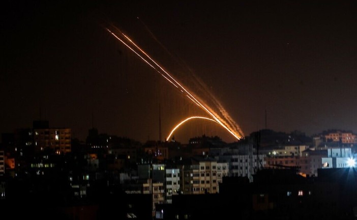 Des terroristes palestiniens tirent une roquette depuis Gaza vers Israël, Tsahal en état d’alerte