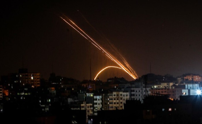 Des terroristes palestiniens tirent une centaine de roquettes sur Israël, un cessez-le-feu est en cours