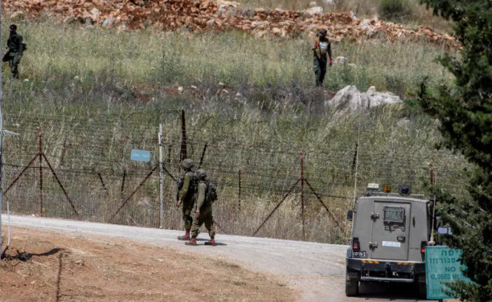 Des citoyens libanais attaquent des soldats de Tsahal le long de la frontière israélo-libanaise