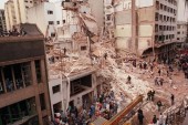 Un juge argentin émet des mandats d’arrêts contre quatre personnes liées à l’attentat à la bombe dans un centre juif à Buenos Aires en 1994