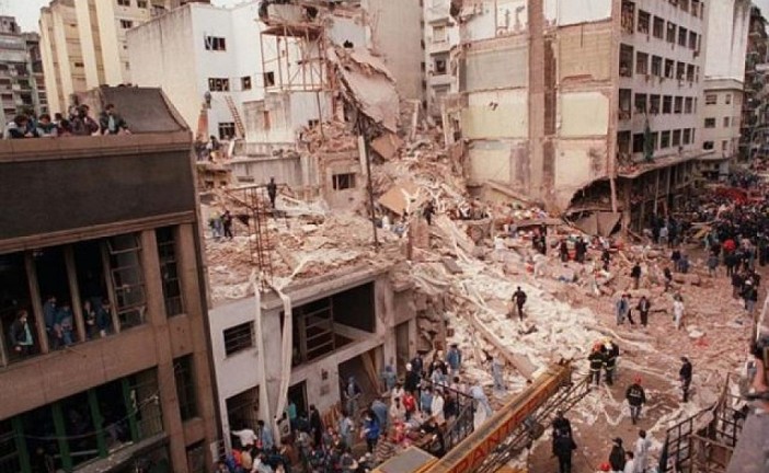Un juge argentin émet des mandats d’arrêts contre quatre personnes liées à l’attentat à la bombe dans un centre juif à Buenos Aires en 1994