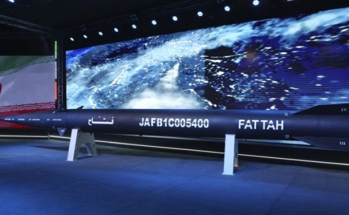 L’Iran dévoile « Fattah » son premier missile hypersonique qui pourrait atteindre Israël en 400 secondes